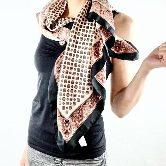 ISOTONER - SIGNATURE COLLECTION |🧣🖤Paisley Print Large Square Scarf - Picture 1 of 8